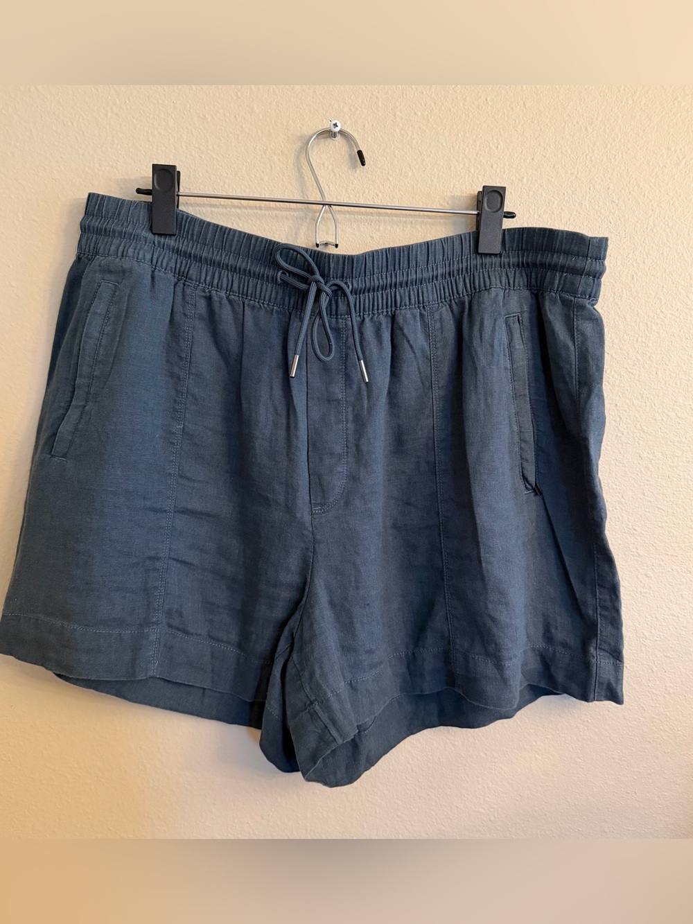 Athleta Women's size XL Retreat Linen Mid rise Shorts in Slate Blue